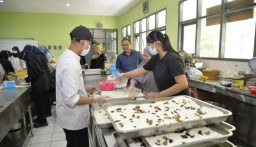 Aries Tinjau Produksi 3.000 Nasi Kebuli di SMKN 1 Buduran, Pastikan Kualitas Buka Puasa dan Pembagian Kurma Raja Salman