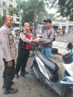 Polsek Pabean Cantikan Bangun Kedekatan dengan Masyarakat Lewat Berbagi Takjil