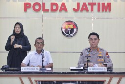 Polda Jatim Amankan Tiga Tersangka Kasus Pemerasan Disertai Pengancaman di Pasuruan