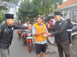 Para Pengurus Paguyuban RT/ RW Kota Surabaya Menggelar Aksi Berbagi Takjil Di Jalan Raya Koblen Bubutan Surabaya.