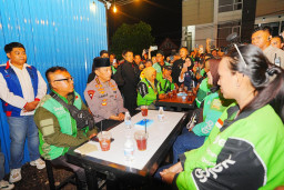 Momen Kapolri Interaksi-Serap Aspirasi Ojol di Kedai Ado Presisi  ‎