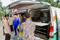 Cepat Dekat Bersahabat : Polres Probolinggo Buka Layanan Samsat dan Sim Keliling Sambil Berbagi Takjil ‎