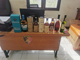 Polrestabes Surabaya Amankan Ratusan Liter Miras Ilegal di Lakarsantri ‎