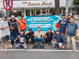 Ramadan Berbagi Komunitas Media Selatan Keras dan LRPPN-BI Tebar 500 Takjil di Surabaya