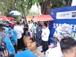 Hujan Tak Halangi Aksi Peduli ASN BKKBN Jatim, Ratusan Pemudik Disapa dan Diberi Takjil di Terminal Bratang