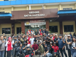 Ratusan Jurnalis Jatim Geruduk Mapolda jatim, Desak Usut Dugaan OTT “Settingan” Dan Tangguhkan Penahanan jurnalis Amir