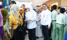 Ramadhan Penuh Makna, Gubernur Khofifah dan Kadisdik Jatim Ajak Murid SLB Belanja Baju Lebaran di Madiun