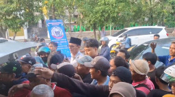 IKA SMANDELA Surabaya Bagikan 650 Paket Takjil di Jalan Indrapura, Tebar Kepedulian di Bulan Ramadhan