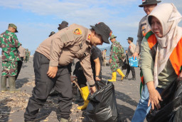 Polres Lumajang Bersama Pemda Gelar Aksi Bersihkan Pantai Bambang ‎