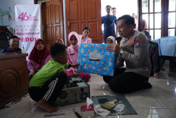 Hari Jadi YKB ke-46, Kapolres Bojonegoro Beri Hadiah Laptop Bocah Jago Perbaiki Elektronik ‎