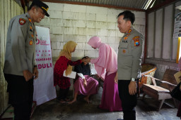 Polri Untuk Masyarakat : Kapolres Bojonegoro Beri Bantuan Anak  Difabel ‎