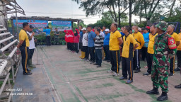 Sambut Hari Bumi 2026, Polsek Asemrowo Bersihkan Kampung Warna-Warni Tambat Labuh Shontoh Laut Surabaya,