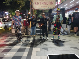Cak Suro Hadirkan “Ndagel Jalanan”, Hibur Warga di Tengah Gempuran Media Sosial