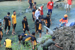 Gerakan Indonesia ASRI : Polres Ngawi Bersihkan Aliran Sungai di Jembatan Purba ‎