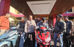 Polres Probolinggo Temukan dan Serahkan Motor yang Hilang, Korban Curanmor Tersenyum Riang ‎