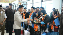 Wapres Gibran Rakabuming Raka Tinjau Layanan Fast Track Makkah Route di Bandara Internasional Juanda