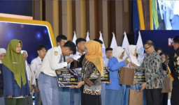Sentuhan Nyata di Balik Ajang Prestasi: Khofifah Salurkan Bantuan Pendidikan dan Bedah Rumah untuk GTK Jatim