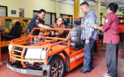 Kepala Dinas Pendidikan Jatim Jajal Mobil Listrik Karya Siswa SMK, Bukti Inovasi Anak Bangsa Makin Maju