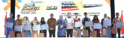 Khofifah Perkuat Komitmen Pendidikan, Insan Pendidik Prasejahtera Terima Bantuan