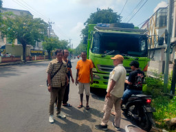 Sinergi Satpol PP Kelurahan Bongkaran Bersama Warga Tertibkan Parkir Truk Sembarangan di Semut Baru