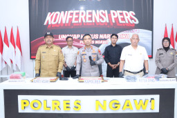 Polres Ngawi Amankan 2 Tersangka Pengedar Narkoba 223,842 gram Sabu Disita ‎
