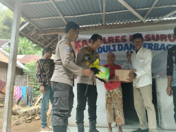 Polri Untuk Masyarakat : Kapolres Pasuruan Blusukan Salurkan Bansos untuk Warga ‎