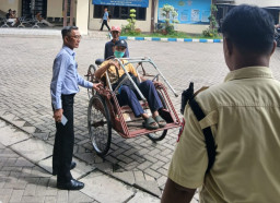 Datang Naik Becak di Tengah Terik Matahari, Wajib Pajak Disabilitas Dapat Pelayanan Istimewa dari Samsat Bangkalan