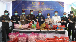 Bareskrim Polri Musnahkan Ribuan Kilogram Bawang Impor Ilegal dari Jalur Tikus Perbatasan Malaysia