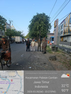 Petugas Satpol PP Di bantu Warga Menertibkan Parkir Truk Sembarangan Di Sepanjang Jalan Semut Baru 