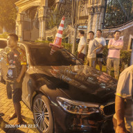 Mobil BMW Salah Parkir di Depan Shanghai Park, Mau "Didenda" 200 Juta