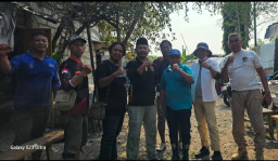 FORUM SURABAYA BERDAYA BERSAMA RELAWAN TANAM 3.000 BIBIT MANGROVE DI PESISIR SONTOH LAUT