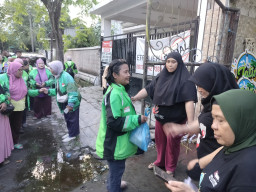 Idul Adha Penuh Kepedulian, MAKI Jatim Salurkan Daging Kurban untuk Ojol Wanita Surabaya
