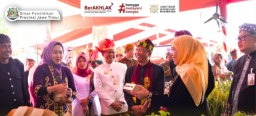 Apresiasi Nyata di Hardiknas, Gubernur Khofifah Borong Karya Siswa dalam Bazar Program SIKAP