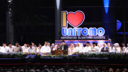 Ngaji Bareng Gus Iqdam di Unitomo, Lautan Jamaah Doakan Kemajuan Pendidikan Bangsa