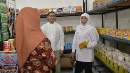 Khofifah Borong Produk Karya Siswa SMKN 1 Ngawi, Bukti Nyata Dukungan Pendidikan Vokasi dan Wirausaha Muda