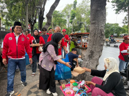 Relawan Buleks'99 Hadirkan Jum'at Berkah di RSUD Dr. Soetomo, Ratusan Nasi Kotak Dibagikan