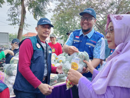 TPS Salurkan Bahan Pangan dengan Harga Murah di Kecamatan Pakal melalui Program DOKAR (Dodolan Koyok Pasar)
