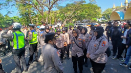 Polres Pelabuhan Tanjung Perak Kerahkan 696 Personel Amankan Pengesahan Warga Baru PSHT di Surabaya. 