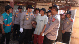 Sambut Hari Bhayangkara ke-80, Polres Lamongan Bedah Rumah Warga Tak Layak Huni dan Salurkan Bansos ‎