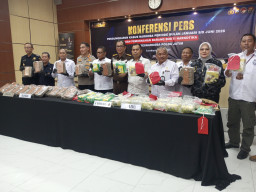 Ditresnarkoba Polda Jatim Didampingi Kabid Humas Gelar Pemusnahan Barang Bukti Hasil Semester 1 Tahun 2026  ‎