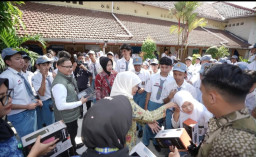 Gubernur Khofifah dan Kadindik Jatim Bagikan Tumbler di SMAN 2 Surabaya, Tanamkan Budaya Peduli Lingkungan
