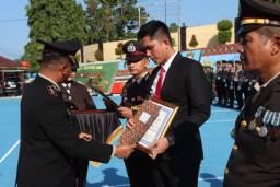 Kapolres Tanggamus Berikan Penghargaan kepada 27 Personel Polri dan 6 Warga pada Hari Bhayangkara ke-80