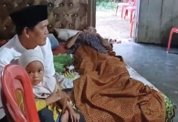 Bentuk kepedulian Kepala Pekon dan Fatayat Pamenang Bersilaturahmi dan Sekaligus Memberikan Bantuan Donasi