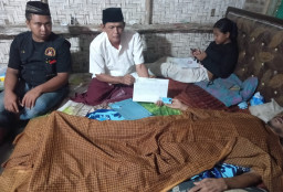 Kepala Pekon Pamenang Serahkan Dokumen Kependudukan kepada Keluarga Korban Penusukan