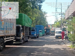 Warga Semut Kali Murka!!!, Desak Kapolres Pelabuhan Tanjung Perak Bongkar Mafia Parkir Liar Truk