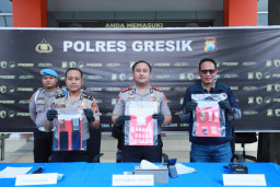 Polres Gresik Bongkar Peredaran Narkoba Sistem Ranjau, Dua Kurir Sabu Diamankan ‎