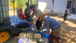 Polres Pasuruan Sulap Mobil Patroli Jadi Pengangkut Air Bersih untuk Warga Terdampak Kekeringan