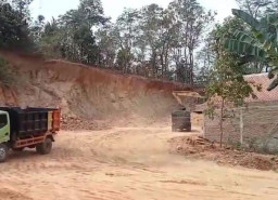 Galian Tanah Urug Diduga Ilegal di Gunung Kancil Pringsewu Resahkan Warga: Debu dan Jalan Licin Ancam Pengendara