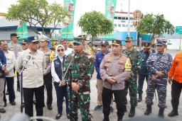 Kasdam IX/Udayana Dampingi Menhub RI, Panglima TNI dan Kapolri Tinjau Pos Pengamanan Terpadu Mudik L