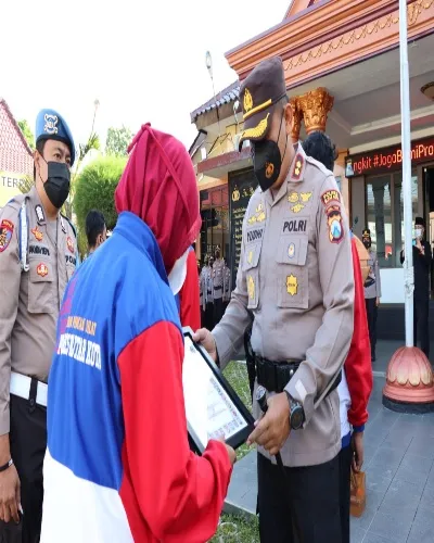 Kapolres Blitar Kota Beri Penghargaan Delapan Atlet Pencak Silat “Piala Kapolda Jatim